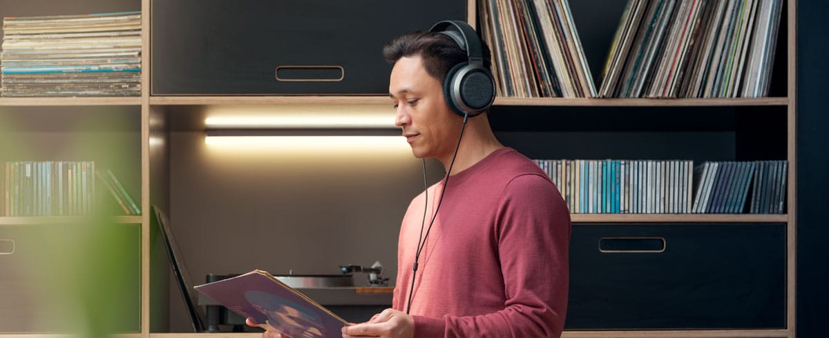 Žmogus klausosi muzikos per &bdquo;Philips X3&ldquo; ausines