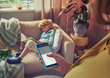 Tėvai, telefonu kontroliuojantys vaikų &bdquo;Philips&ldquo; vaiki&scaron;kas ausines