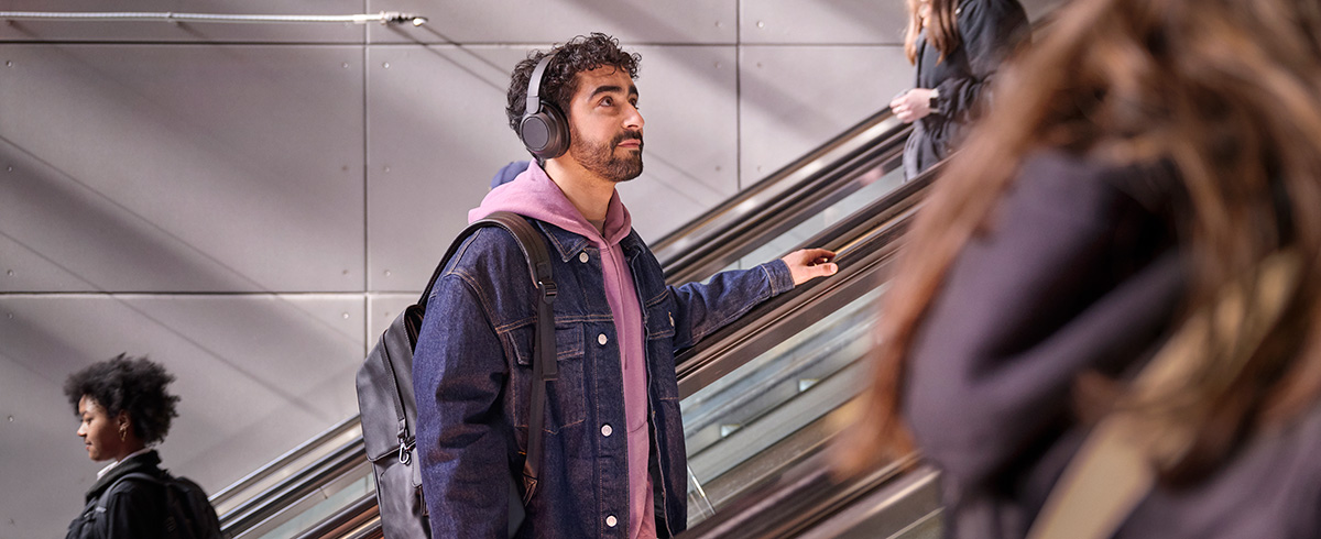 Vyras dėvi &bdquo;Philips&ldquo; triuk&scaron;mo slopinimo ausines