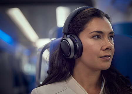 Moteris, besimėgaujanti Noise Canceling Pro+ su &bdquo;Philips L4&ldquo; ausinėmis