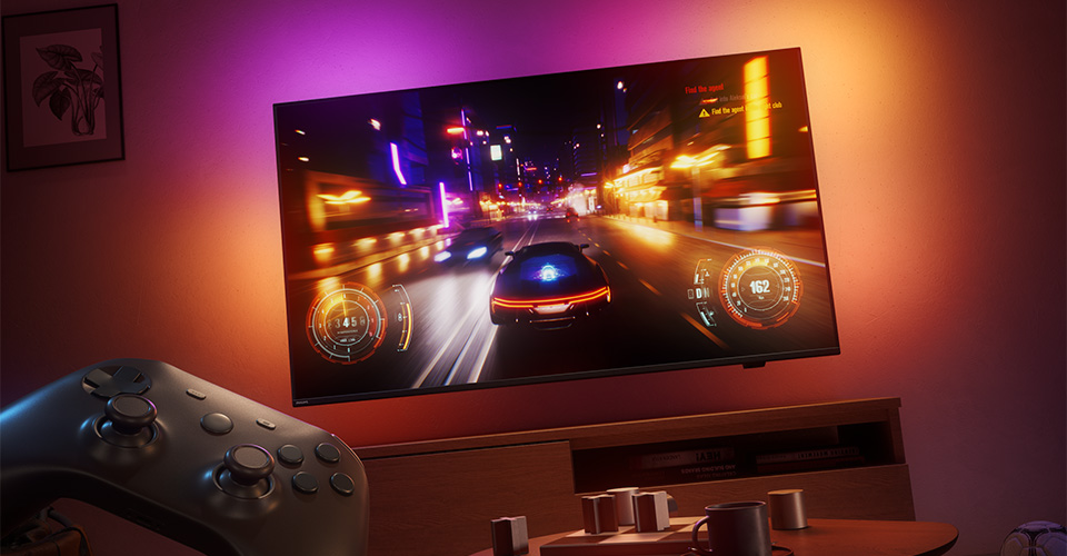 Prastai ap&scaron;viestame kambaryje &bdquo;Philips Ambilight&ldquo; televizoriuje rodomas lenktynių vaizdo žaidimas