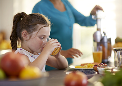 Sultis spaudžianti mergina