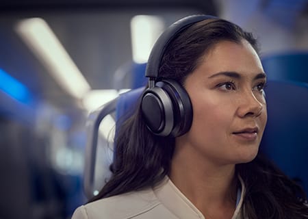 Moteris, besimėgaujanti Noise Canceling Pro+ su &bdquo;Philips L4&ldquo; ausinėmis