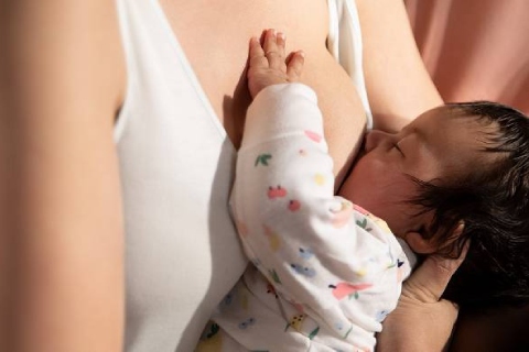 Susipažinkite su maitinimo krūtimi procesu